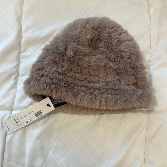 Love Token Beanie - Picture 1 of 6